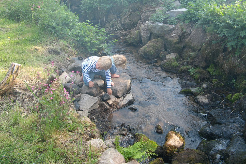 Spelen onder de waterval